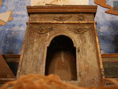 ...sulla sua sommit� si trova una scatola sempre in legno che probabilmente fungeva da tabernacolo per le ostie, ma ormai vuota da decenni